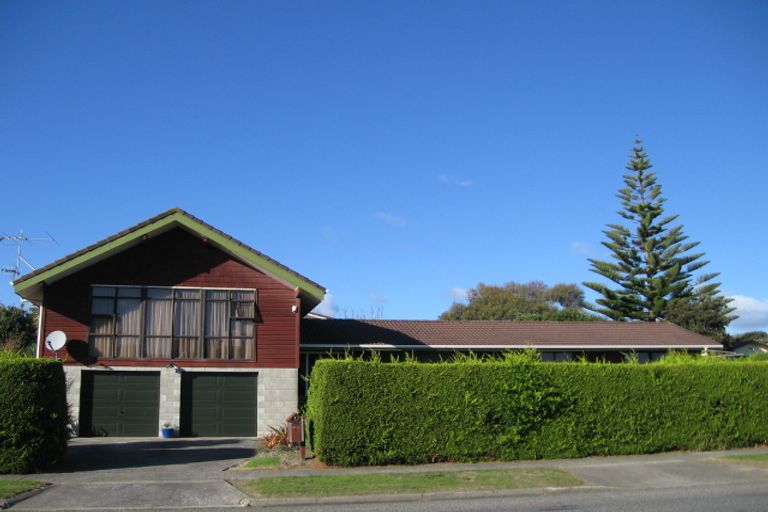Photo of property in 64 Queens Road, Waikanae Beach, Waikanae, 5036