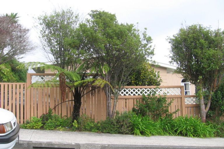 Photo of property in 3 Zande Terrace, Tawa, Wellington, 5028