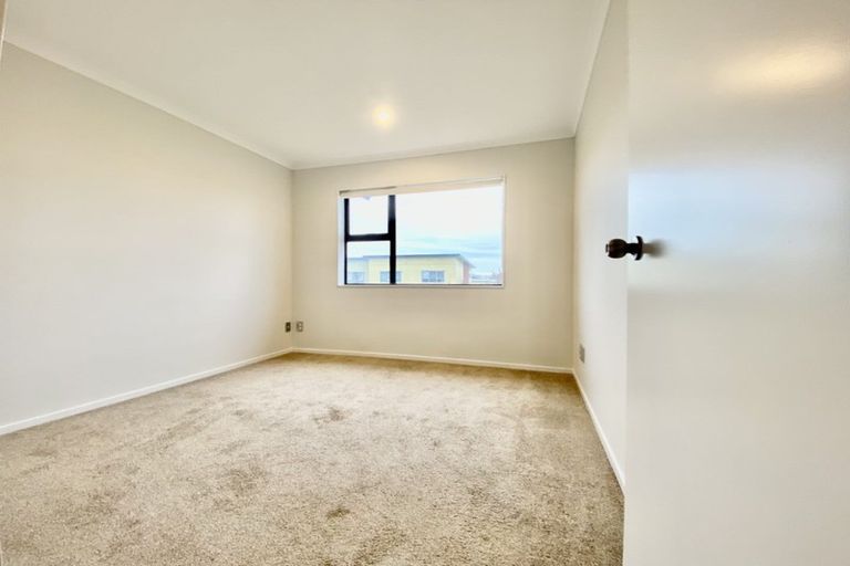 Photo of property in 14 Ray Small Drive, Papakura, 2110