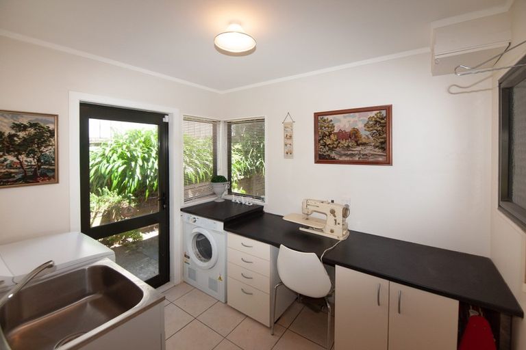 Photo of property in 6 Derry Hill, Churton Park, Wellington, 6037