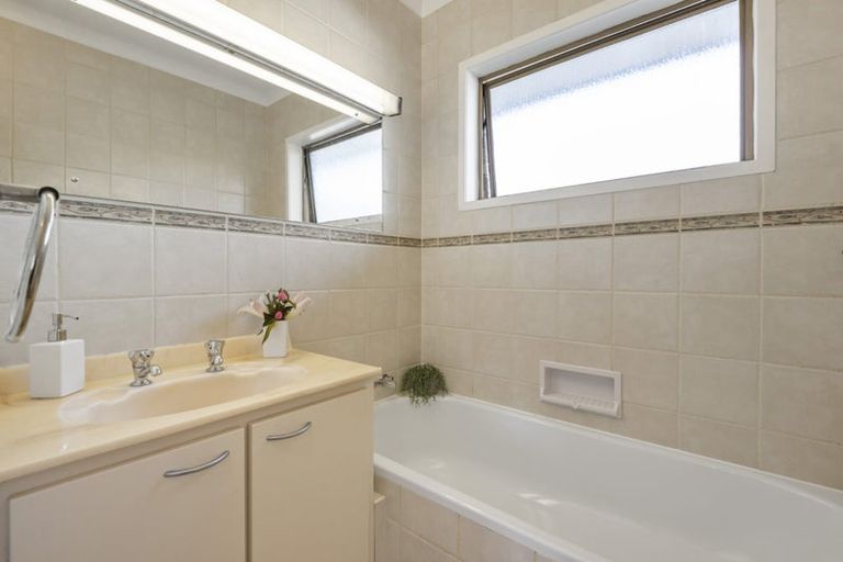 Photo of property in 1/33 Eversleigh Road, Belmont, Auckland, 0622