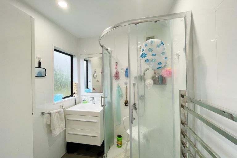 Photo of property in 37 Borich Road, Sunnyvale, Auckland, 0612