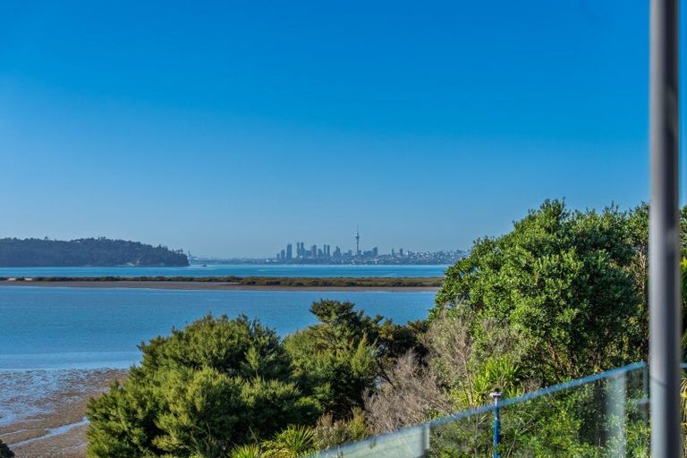 Photo of property in 28 Mansion Court, West Harbour, Auckland, 0618
