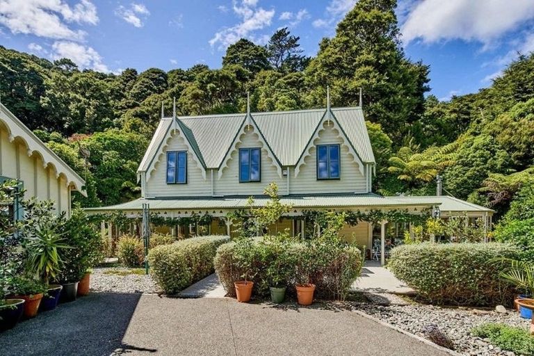 Photo of property in 15 Whiorau Grove, Lowry Bay, Lower Hutt, 5013