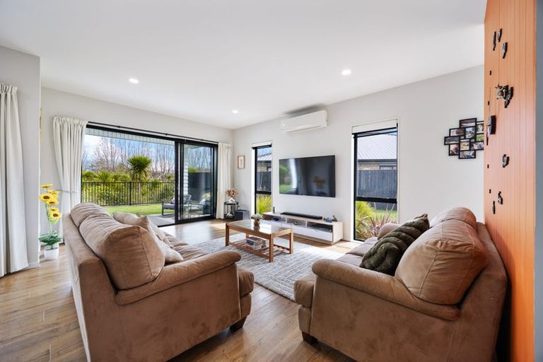 Photo of property in 23 Vogwill Road, Kumeu, 0810