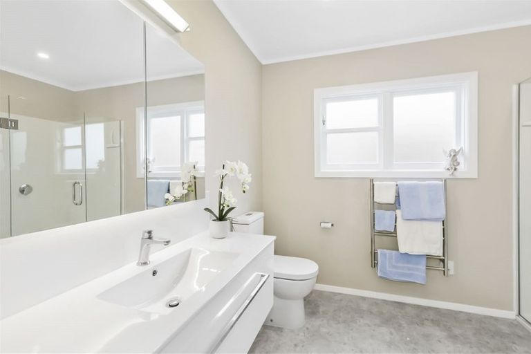 Photo of property in 36 Mana View Road, Paremata, Porirua, 5026