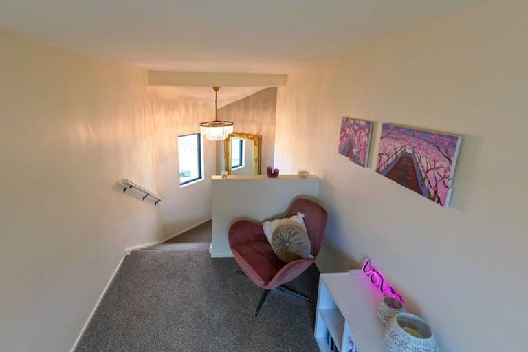 Photo of property in 75a Dress Circle, Newlands, Wellington, 6037