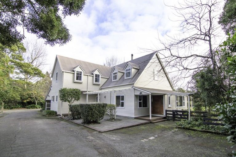 Photo of property in 200 Aokautere Drive, Fitzherbert, Palmerston North, 4471