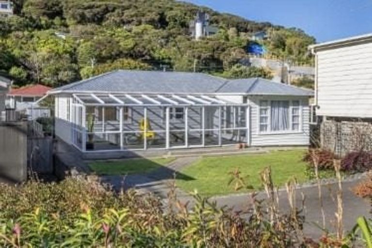 Photo of property in 58 Airlie Road, Plimmerton, Porirua, 5026