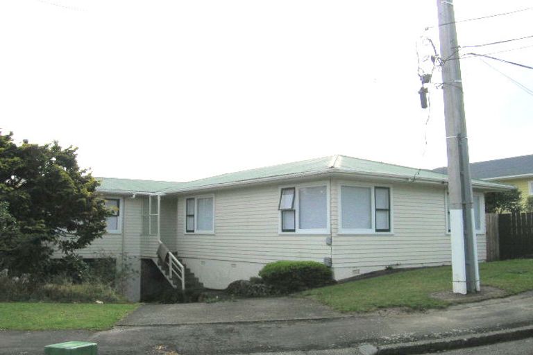 Photo of property in 48 Brooker Grove, Newlands, Wellington, 6037