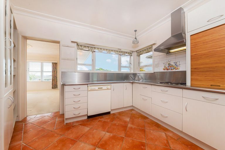 Photo of property in 4301 Great North Road, Glendene, Auckland, 0602