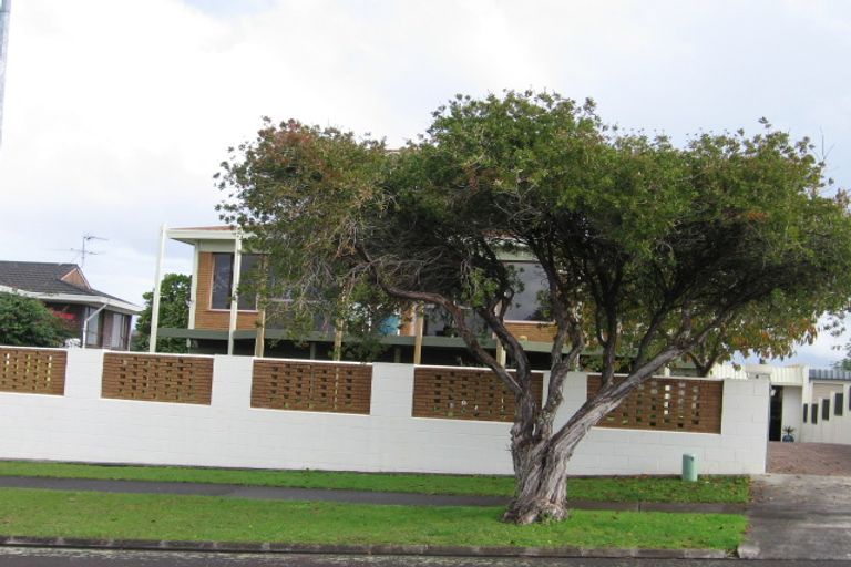 Photo of property in 8 Pounamu Place, Shelly Park, Auckland, 2014