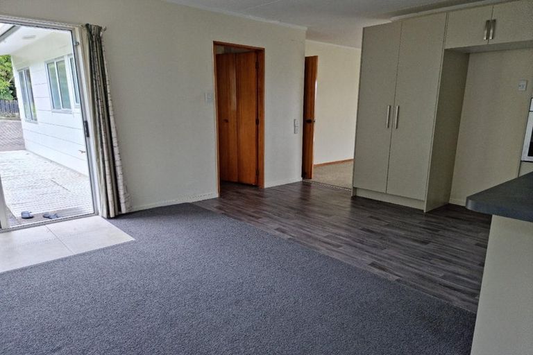 Photo of property in 15 Pokapu Street, Titirangi, Auckland, 0600