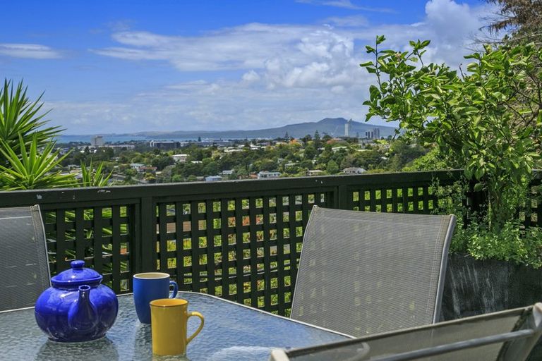 Photo of property in 2/325 Glenfield Road, Glenfield, Auckland, 0629