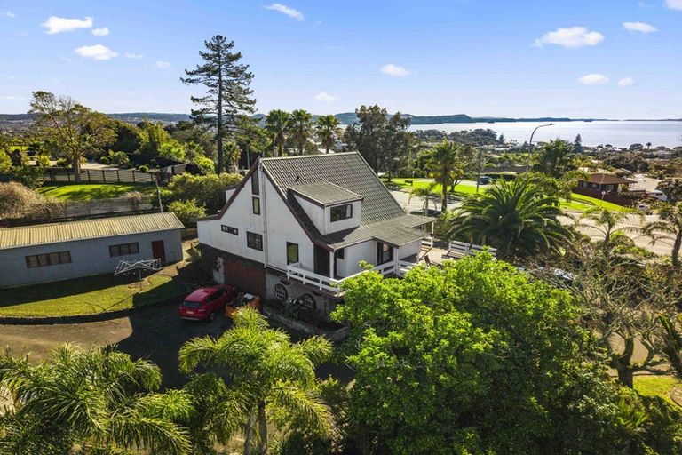 Photo of property in 205 Whangaparaoa Road, Red Beach, 0932