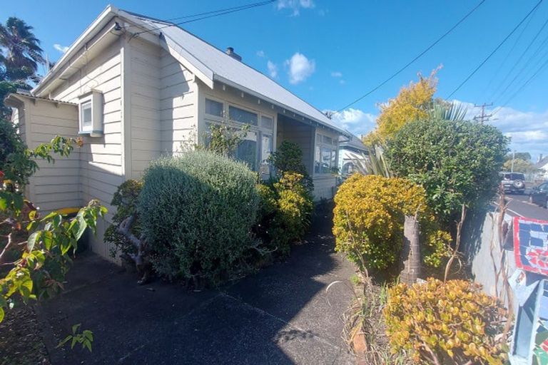 Photo of property in 106 Calliope Road, Stanley Point, Auckland, 0624