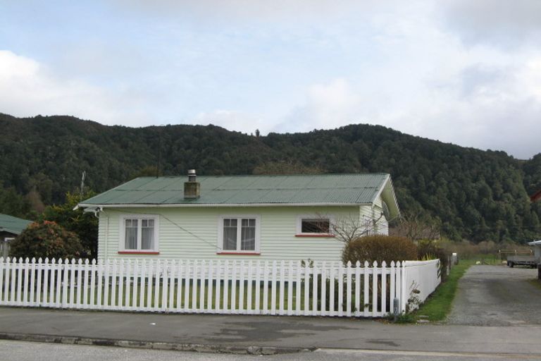 Photo of property in 64 Fairfax Street, Murchison, 7007