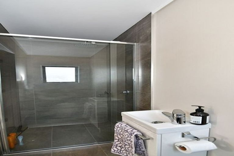 Photo of property in 22 Hand Road, Helensville, 0800