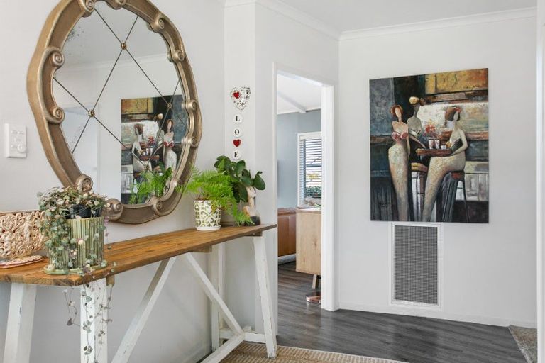 Photo of property in 1 Besley Place, Acacia Bay, Taupo, 3330