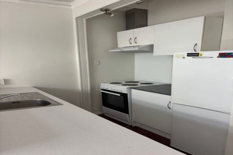 Photo of property in 16 Glendavar Street, Berhampore, Wellington, 6023