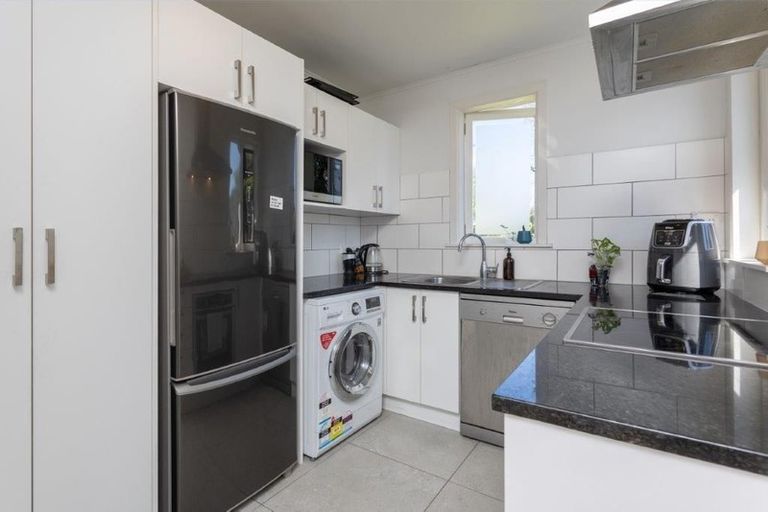 Photo of property in 126 Archibald Road, Kelston, Auckland, 0602