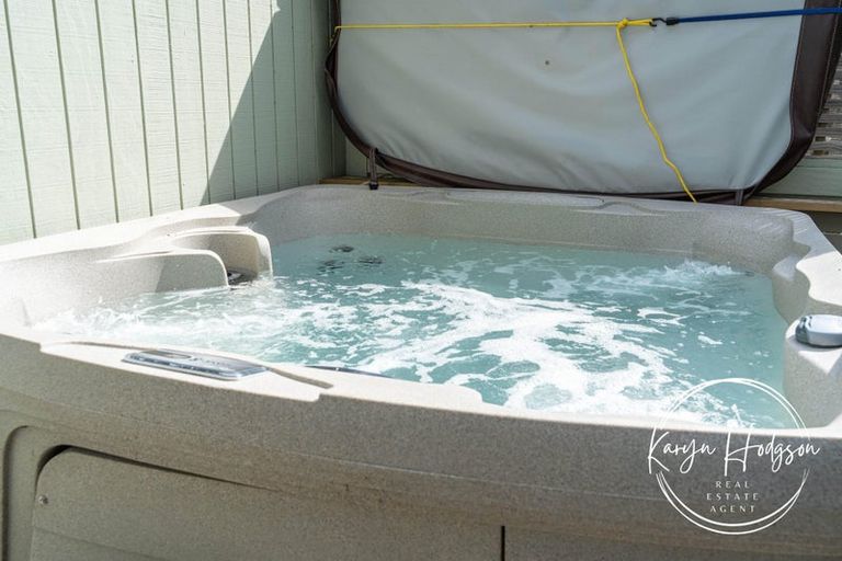 Photo of property in 10 Regent Street, Whakapirau, Maungaturoto, 0583