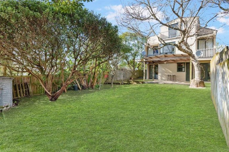 Photo of property in 3a Woodside Avenue, Northcote, Auckland, 0627