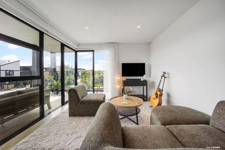 Photo of property in 3/2 Sioux Road, Hobsonville, Auckland, 0616