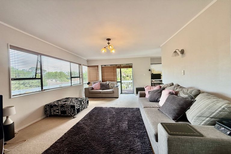 Photo of property in 1/8 Ronald Macken Place, Windsor Park, Auckland, 0632