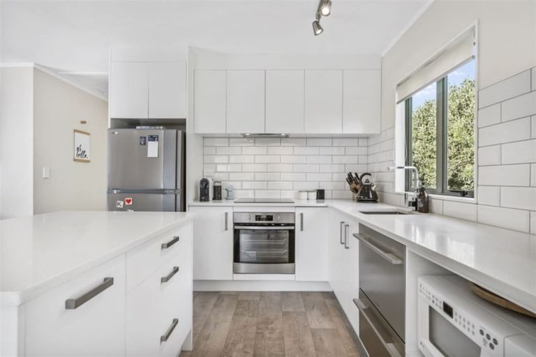 Photo of property in 103a Brian Crescent, Stanmore Bay, Whangaparaoa, 0932