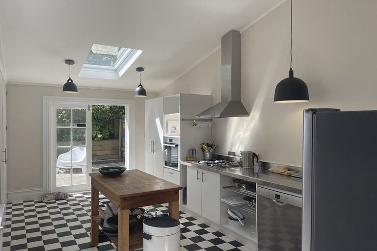 Photo of property in 15 Elizabeth Street, Mount Victoria, Wellington, 6011