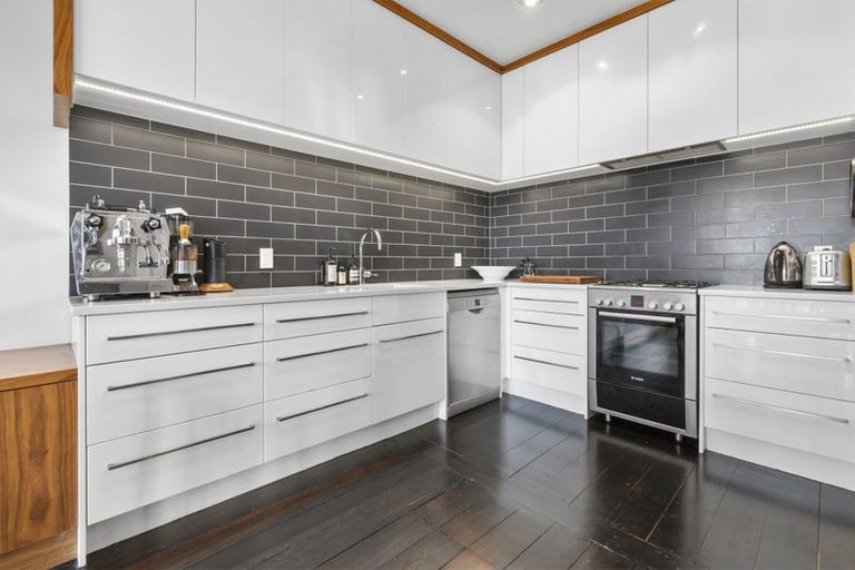 Photo of property in 7 Queen Street, Mount Victoria, Wellington, 6011