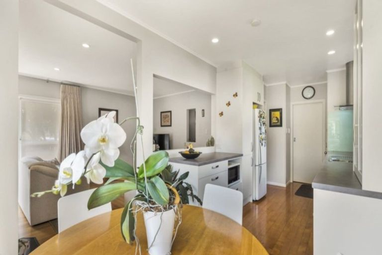 Photo of property in 88 Ennis Avenue, Pakuranga Heights, Auckland, 2010