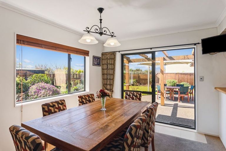 Photo of property in 27 Quadrant Heights, Paraparaumu, 5032