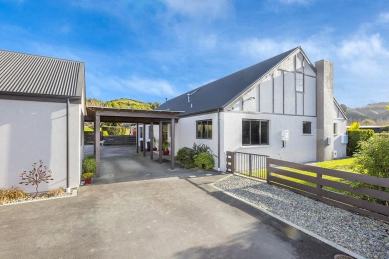 Photo of property in 46 Emerald Hill Drive, Birchville, Upper Hutt, 5018