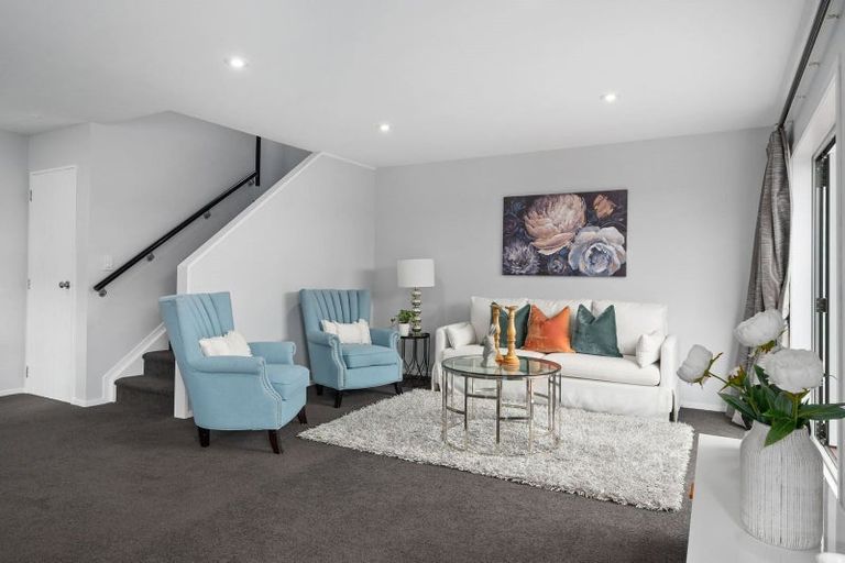 Photo of property in 2/21 Fields Parade, Oteha, Auckland, 0632