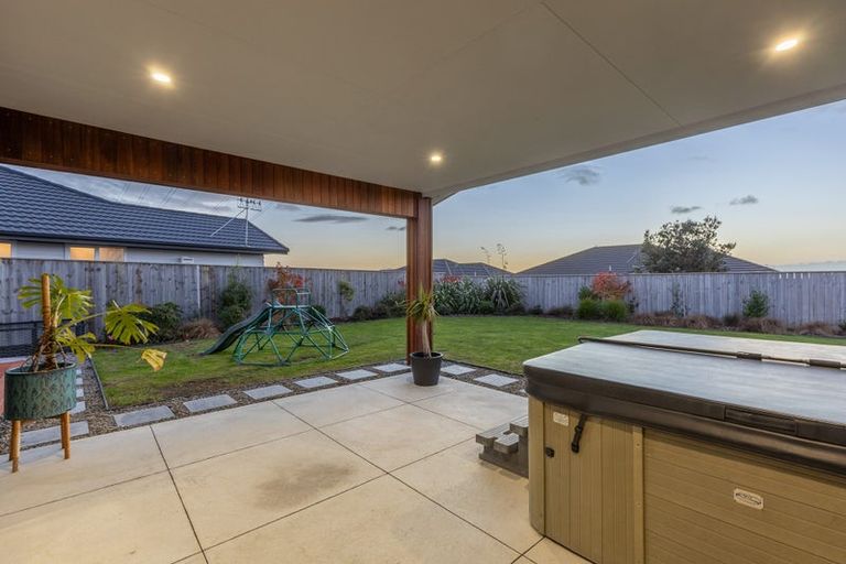 Photo of property in 10 Cyprus Place, Fitzherbert, Palmerston North, 4410