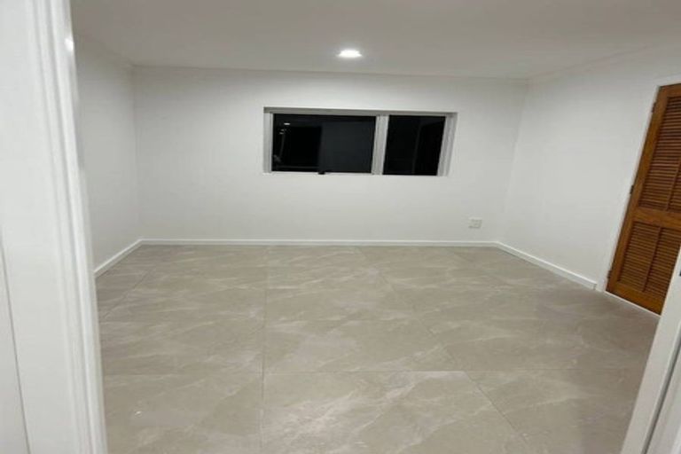 Photo of property in 2/1004 East Coast Road, Northcross, Auckland, 0630