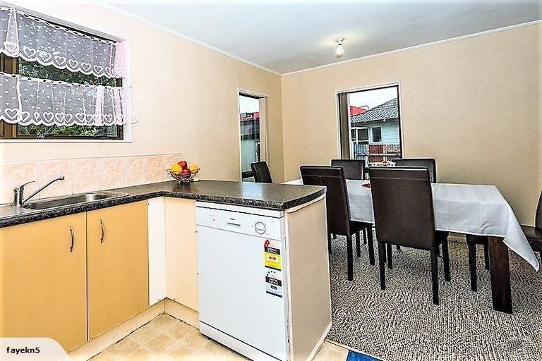 Photo of property in 2/190 Te Irirangi Drive, Flat Bush, Auckland, 2019