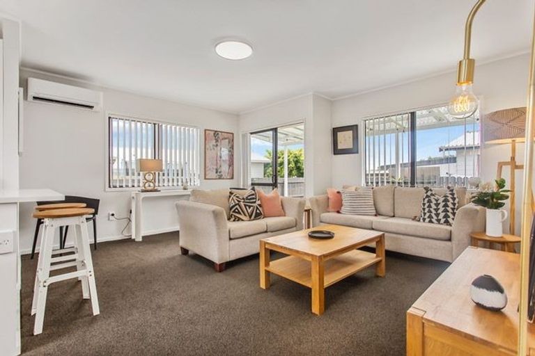 Photo of property in 1/13 Maplesden Drive, Clendon Park, Auckland, 2103