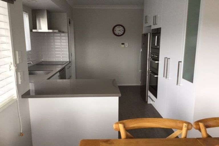 Photo of property in 118 Lakeside Drive, Orewa, 0931