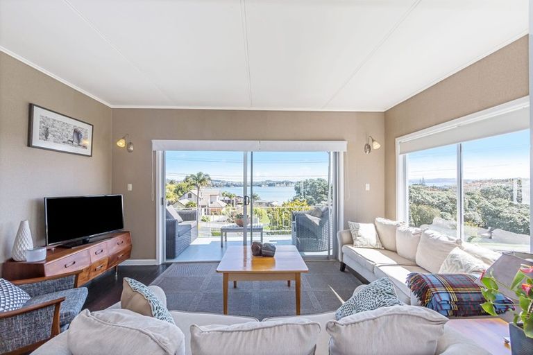 Photo of property in 21 Tindalls Bay Road, Tindalls Beach, Whangaparaoa, 0930