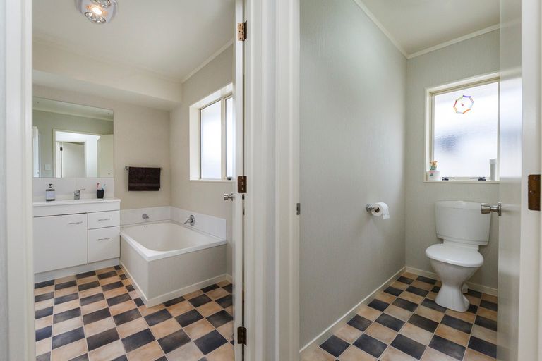 Photo of property in 2a Belfast Place, Roslyn, Palmerston North, 4414