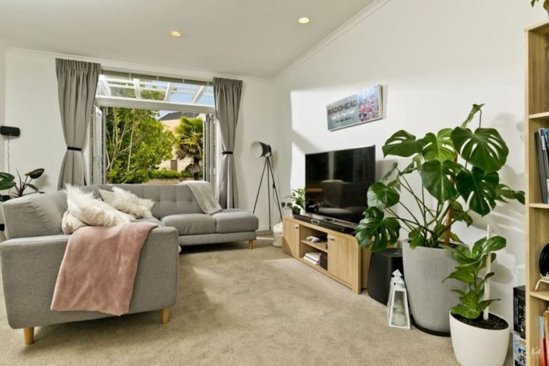 Photo of property in 36 Gunner Drive, Te Atatu Peninsula, Auckland, 0610