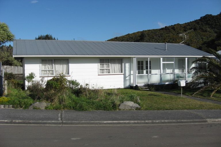 Photo of property in 2 Ely Grove, Wainuiomata, Lower Hutt, 5014