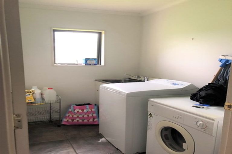 Photo of property in 420 Tararua Road, Levin, 5571