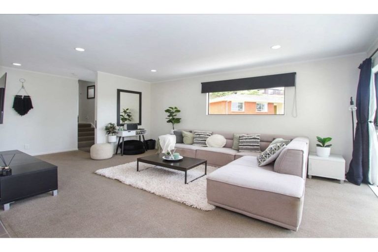 Photo of property in 1/27 Sovereign Place, Glenfield, Auckland, 0629