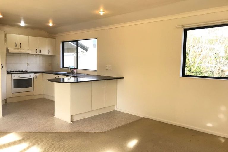 Photo of property in 15 Springside Place, New Lynn, Auckland, 0600