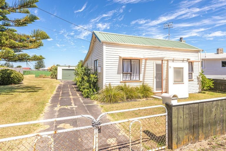 Photo of property in 21 Hood Street, Castlecliff, Whanganui, 4501