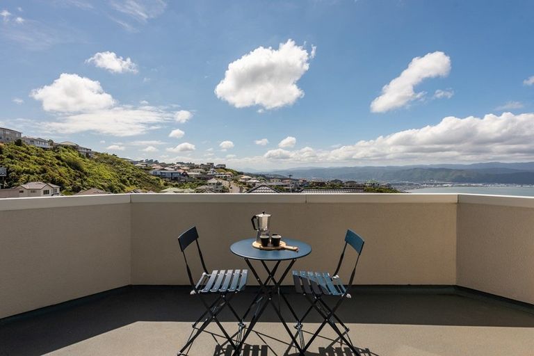Photo of property in 42 Dress Circle, Newlands, Wellington, 6037